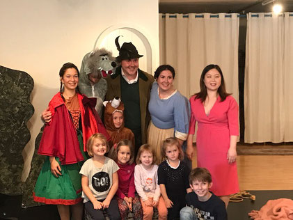 v.l. Rotkäppchen (Elisabeth Jahrmann), Wolf (Michael Weiland), Der Jäger (Philipp Landgraf), die Großmutter/Mutter (Isabella Kuess), Klavier (Theresia Lu Bai)