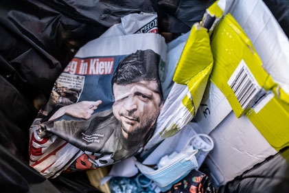 jfk street photography serie "Stories in garbage"