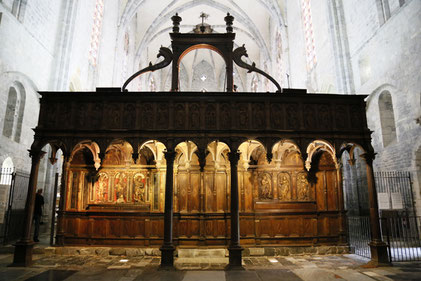 Le jubé et l'entrée du chœur  tout en boiseries de la cathédrale Sainte-Marie de Saint-Bertrand-de-Comminges, haut lieu du tourisme régional dans le grand sud