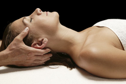 Der Osteopath behandelt eine Patientin in Salzburg.