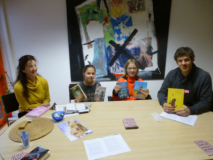 Nico Link (rechts) mit zwei Schulsiegerinnen während des Vorlese-Coachings © Jens Juhre