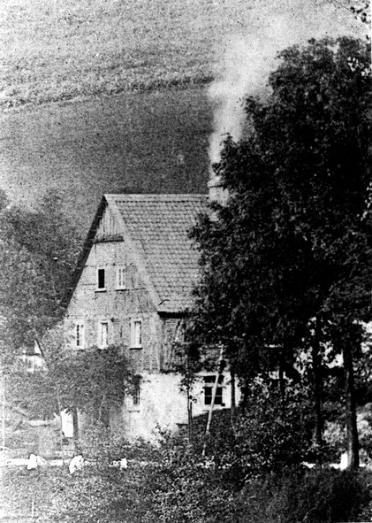 Vergrößerung aus dem einzigen vorhandenen Foto von Bauerdicks Anwesen am Ufer der Wenne (Foto um 1900/1910)