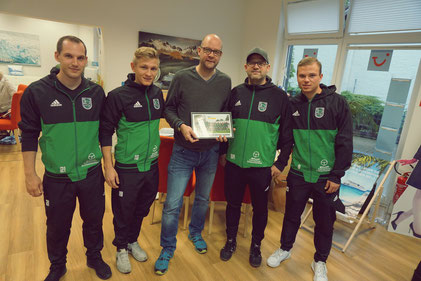 Thimo Krebs, Viktor Schner, Sven Reinke und Marvin Möller bedankten sich im Namen des Teams bei Sponsor Daniel Neumann