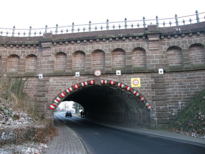 Schiefe Brücke  - Von NatiSythen - Eigenes Werk, CC BY-SA 3.0, https://commons.wikimedia.org/w/index.php?curid=5612370