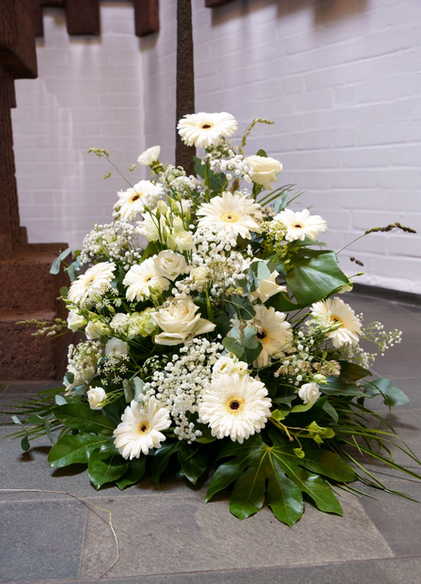 weißes Trauergesteck Pyramidenform | Blumen Carola de Jongh Hamburg