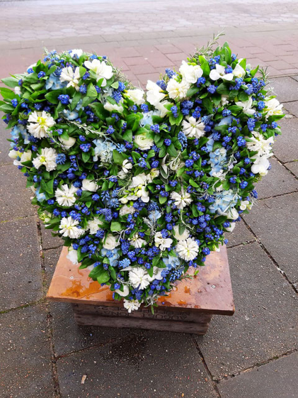 Trauergesteck in Herzform weiß-blau | Blumen Carola de Jongh Hamburg