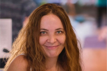 liane adam, porträtfoto der gründerin und seminarleiterin von heldenseminare, expertin für innere reisen und atemreisen, bei original atemreise seminar in leipzig