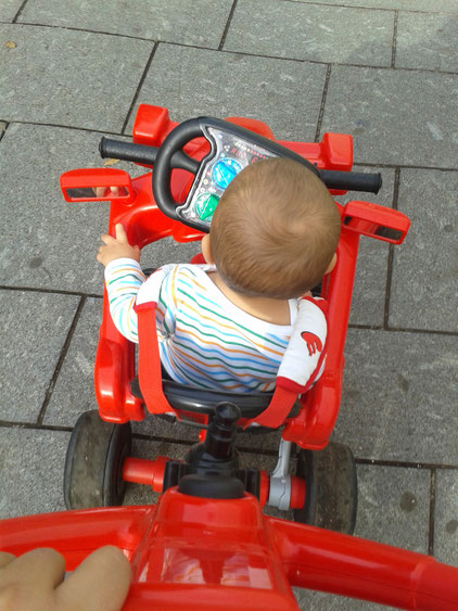 Der Kleine lieeebt seinen Ferrari :)