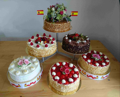 Hochzeit - Sahne - Torten mit Blumengesteck.