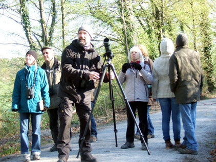 Hans-Peter Anderer stellt sein Spektiv ein (Foto R. Langetepe)