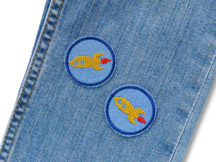 Bild: mini Jeansflicken zum aufbügeln mit Raketen, Raumschiff Bügelbilder blau für Kinder, Hosen nachhaltig mit Flicken reparieren