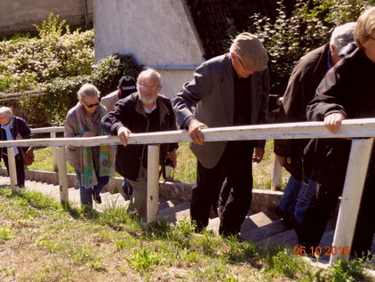 Il faut monter les marches pour arriver au canal
