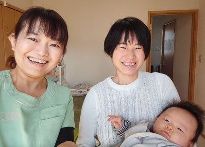 毎日頭痛があったKさん。大分県別府市にある頭痛専門の整体院「大分別府 頭痛専門ここまろ調整院」の頭痛整体「日だまりショット」に通って頭痛治療を行い、妊娠頭痛も克服。今では頭痛が全く出なくなり、こんな素敵な笑顔の毎日を過ごせるようになりました。その笑顔写真です。