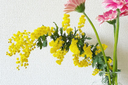 紅茶のティーカップとパンジーの花。
