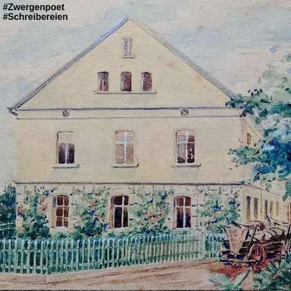 Ein dreigeschossiges Bauernhaus, hellgelb verputzt, mit weißem Lattenzaun. Davor ein Wagen, der von Pferden gezogen werden kann. Aquarell um 1930.