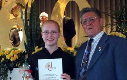 Josephine Kopp - 10 Jahre Aktives Singen 2012 -- SG-Vorsitzender Ewald Kiesel