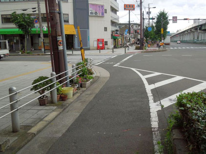 歩道非乗り上げと自転車横断帯による自転車道の交差点処理例（大阪市港区）　