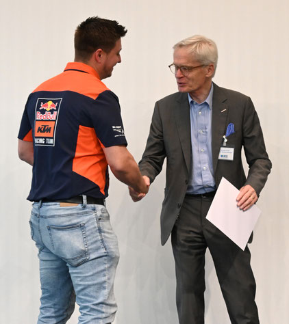 Händedruck bei der offiziellen Übergabe der Urkunde