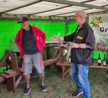 Kai Clausen (re.) gratuliert Dieter Kröger zum Gewinn des Reisegutscheins über 150 €