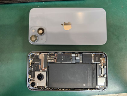 Apple純正部品でiPhone15シリーズすべて背面ガラス割れ修理が