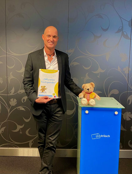 Jan Baiker mit seinem Unternehmen Glas Trösch spenden für Kleine Patienten in Not e.V.