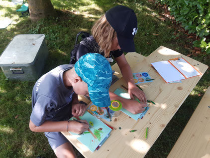 Kinder bei der Gestaltung der Forscherhefte Bild: NABU Neulingen