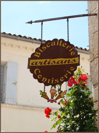 Jolie enseigne commerçante dans une ruelle à Talmont-sur-Gironde, Charente-Maritime