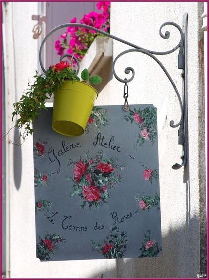 Jolie enseigne commerçante dans une ruelle à Talmont-sur-Gironde, Charente-Maritime