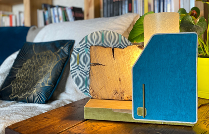 Lampe à poser. Ce luminaire composé de forme géométrique sur un socle en chêne avec bois et velours bleu et vert est une pièce unique d'artisanat d'art par Isabelle Lachat Créations en haute Savoie