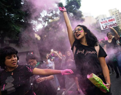 Feministisk demo mod vold mod kvinder foran justitspalæet i Mexico City