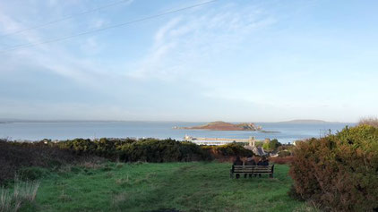 Blick auf Howth Hafe und die Insel Ireland's Eye.