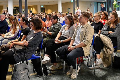 Plenum voll besetzt beim Inclusive Entrepreneurship Summit 2023 in Berlin