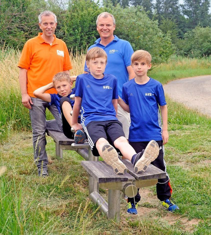 Noch müssen der Leichtathletik-Abteilungsleiter vom VfL Stade (hinten rechts) und seine Schützlinge Leon von Minden, Lukas Miller und Nils Clostermann (vorne von links) an den bekannten Geräten trainieren. Wolfgang von der Wehl, „Stade 21“-Geschäftsführer
