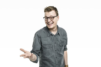 Mit seiner Comedy „Der Montags-Maxi“ ist der Niederbayer Maxi Gstettenbauer neu beim hessischen Privatsender HIT RADIO FFH zu hören. Foto: Robert Maschke für HIT RADIO FFH.