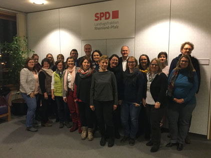 Mitglieder der Arbeitsgemeinschaft der ambulanten Kinderkrankenpflege-Dienste waren zur Anhörung in die SPD-Landtagsfraktion Rheinland-Pfalz eingeladen. Foto: SPD