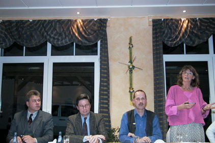 Im Podium: Frank Schlattmann und Dieter Finke-Gröne als Vertreter einiger Anwohner, Andreas Stallkamp (Kreisjugendpfleger), Uschi Thöle-Ehlhardt (Vereinsvorsitzende)