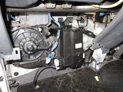 日産 キャラバン E25 エアコン修理 エバガス漏れ
