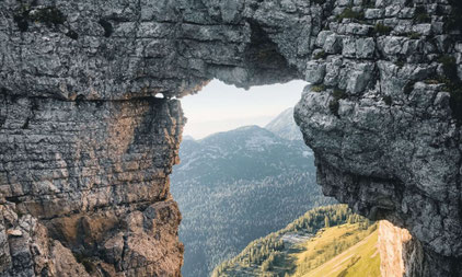 Felsformation am Loser in Altaussee mit Weitblick über die Berge des Ausseerlands