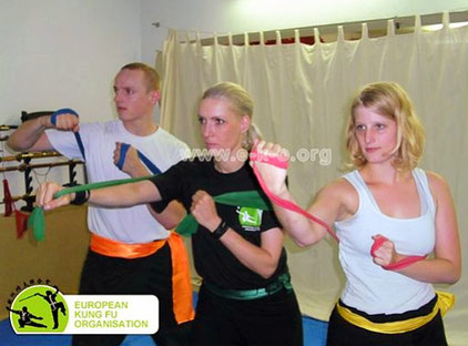 Inhalte der Kampfkunst Kung Fu sind auch Schlagtechniken mit einem Theraband.