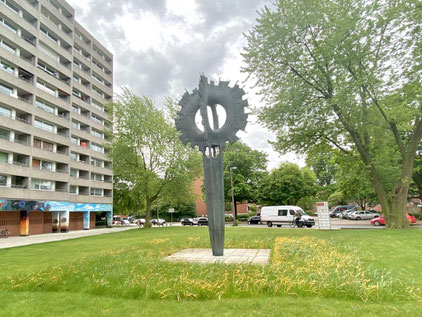 Die über 7 Meter hohe Bronzeplastik "Sonne" von Paul Halbhuber ist ein beeindruckendes Kunstobjekt im öffentlichen Raum (Foto: 05-2020, Jens Schmidt)