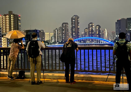 隅田川大橋から撮影する参加者