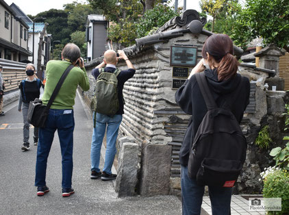 観音寺の築地塀を撮影する会員