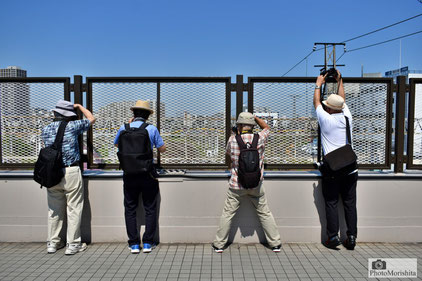 南千住駅歩道橋から撮影する鷹野講師と会員
