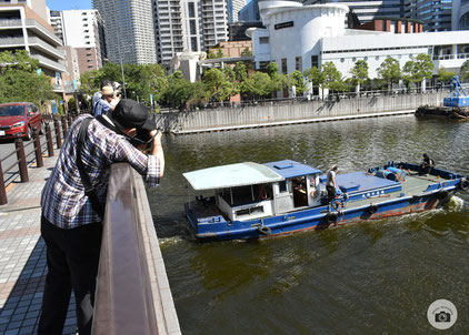 晴月橋にて運河を撮影する会員