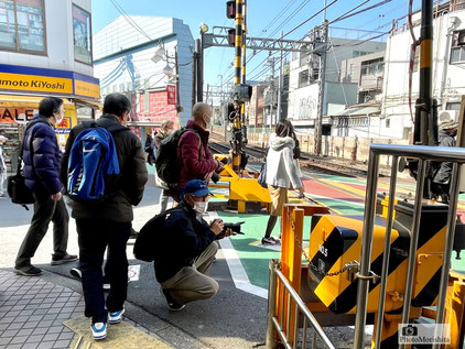 下高井戸駅北口の踏切を撮影する会員