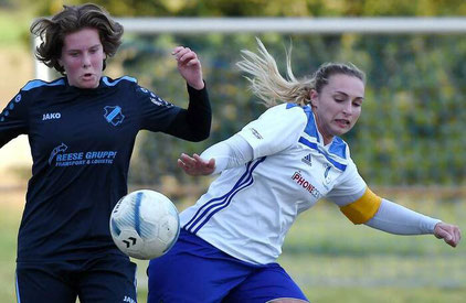 Leidenschaftlich: Jolina Schuchhardt (l.), der zwei Tore für Großenenglis gelangen, und Mardorfs Kapitänin Antonia Freund schenkten sich im Zweikampf im Regionalpokal nichts. Foto: Pressebilder Hahn
