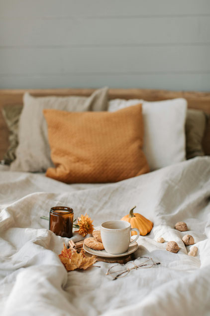 Foto di Vlada Karpovich: https://www.pexels.com/it-it/foto/letto-interni-natura-morta-tazza-di-te-9969144/