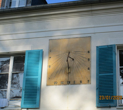 Quelle est l'heure approximative sur ce cadran solaire