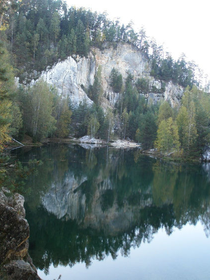 Der geflutete Steinbruch in Aderspacher Felsenstadt.