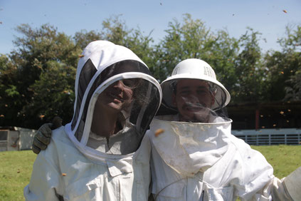 Phoebe, une apicultrice de Nouvelle-Zélande non loin de Dunedin île sud avec son rucher et Adrien de Puri New Zealand sur la droite